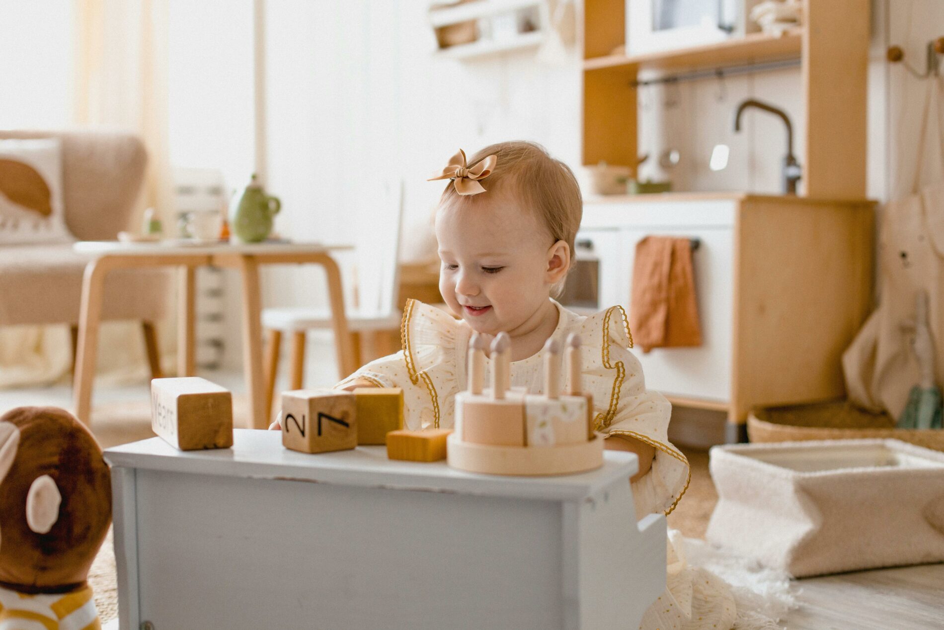 Petite fille qui réalise des activités ludiques et pédagogiques à la maison.