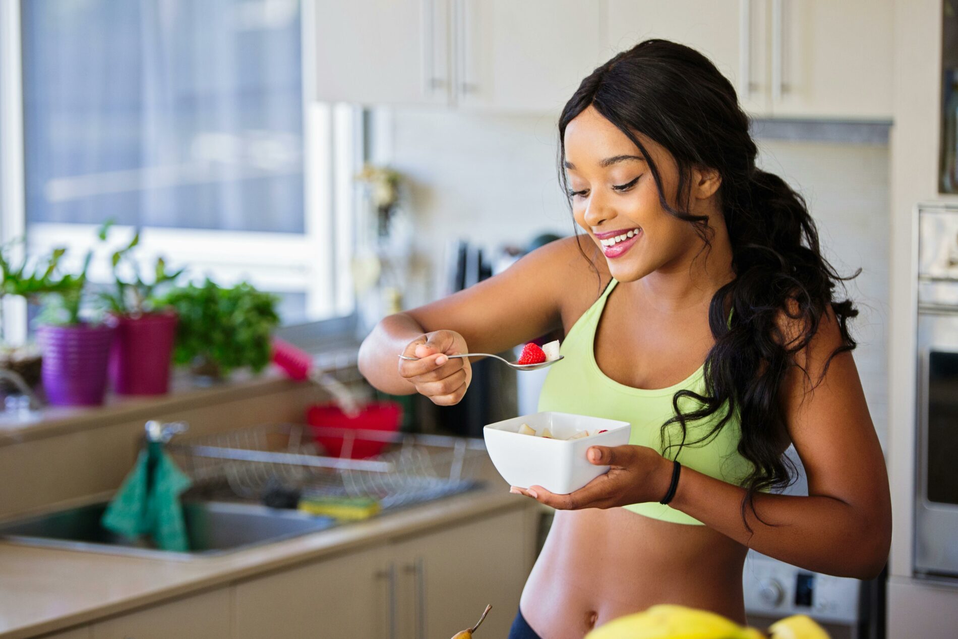 Jeune femme qui déjeune, elle booste son énergie naturellement, grâce à son alimentation, après une séance de sport.