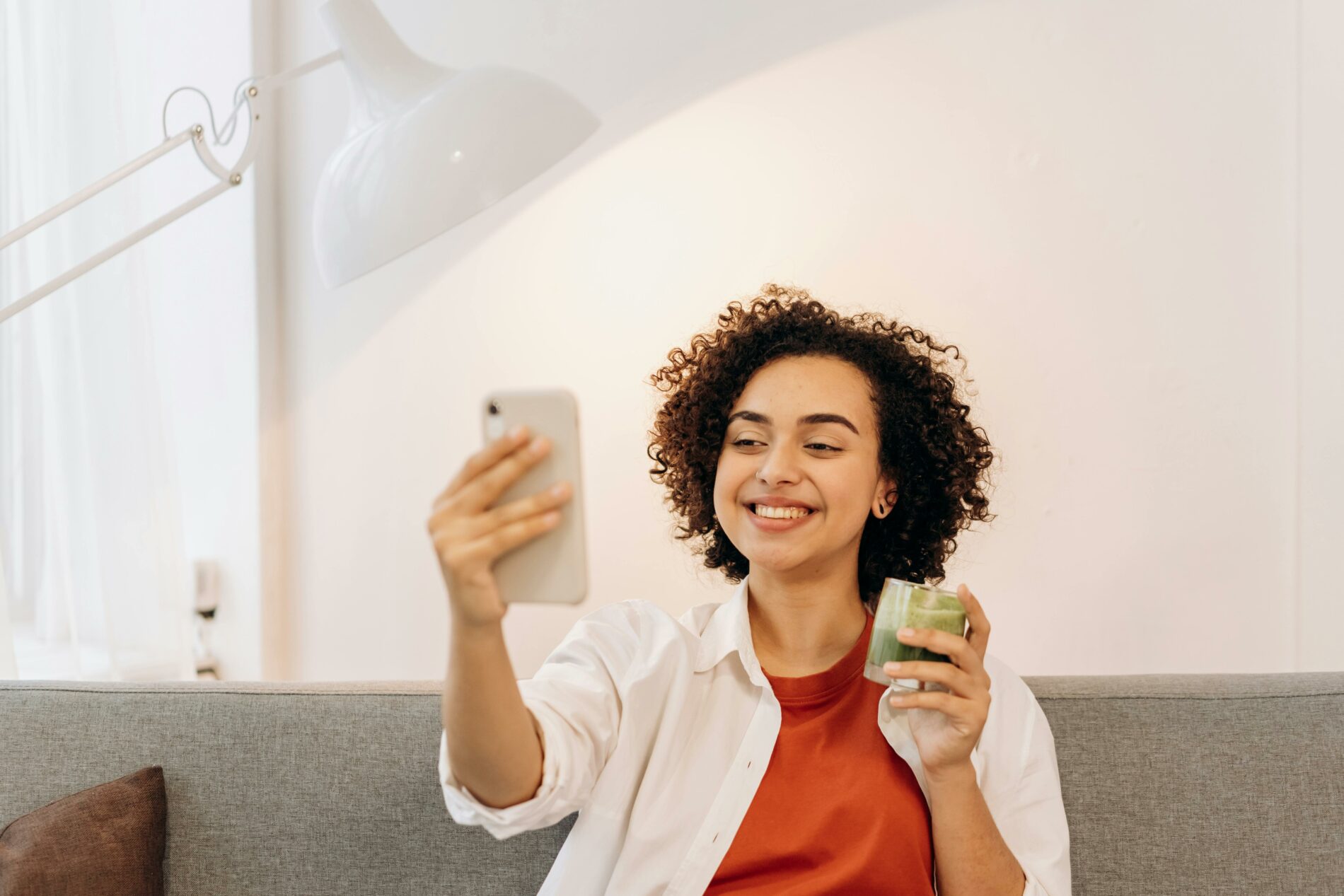 Jeune femme avec un téléphone à la main, qui s'apprête à faire une détox digitale.