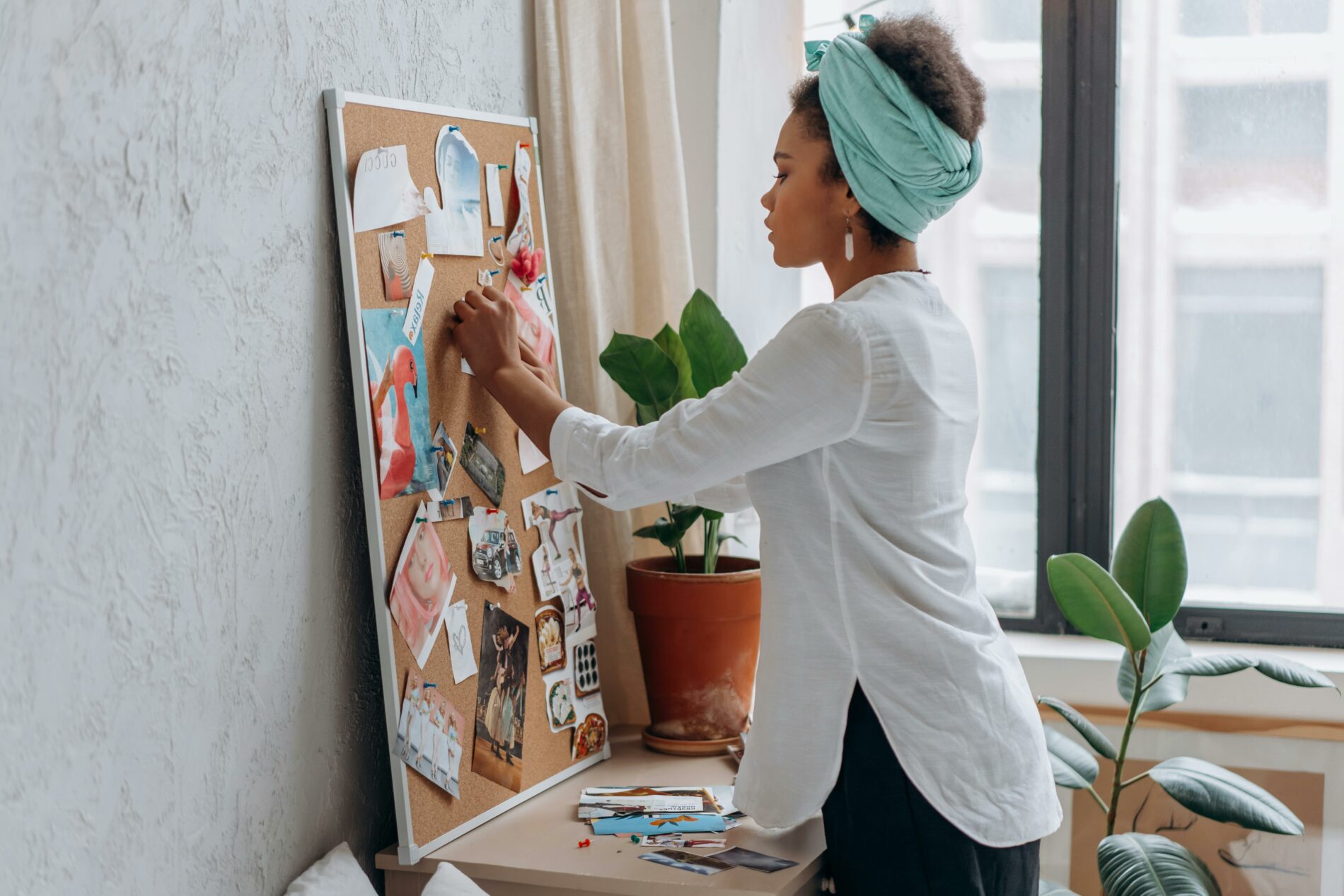 Femme qui réalise son vision board : elle établit des objectifs afin de les atteindre.