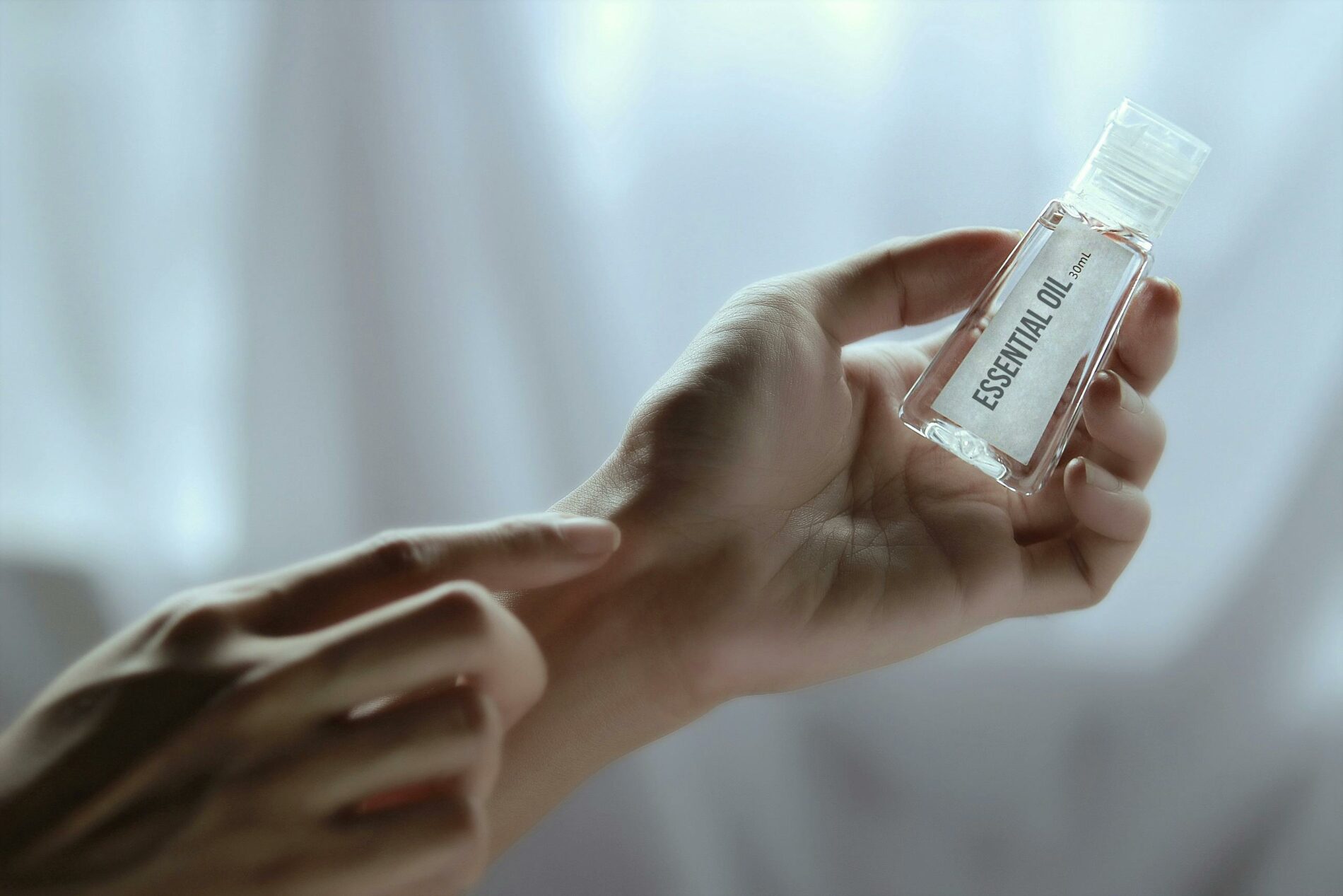 Huile essentielle déposée dans le creux du poignet pour lutter contre le stress.