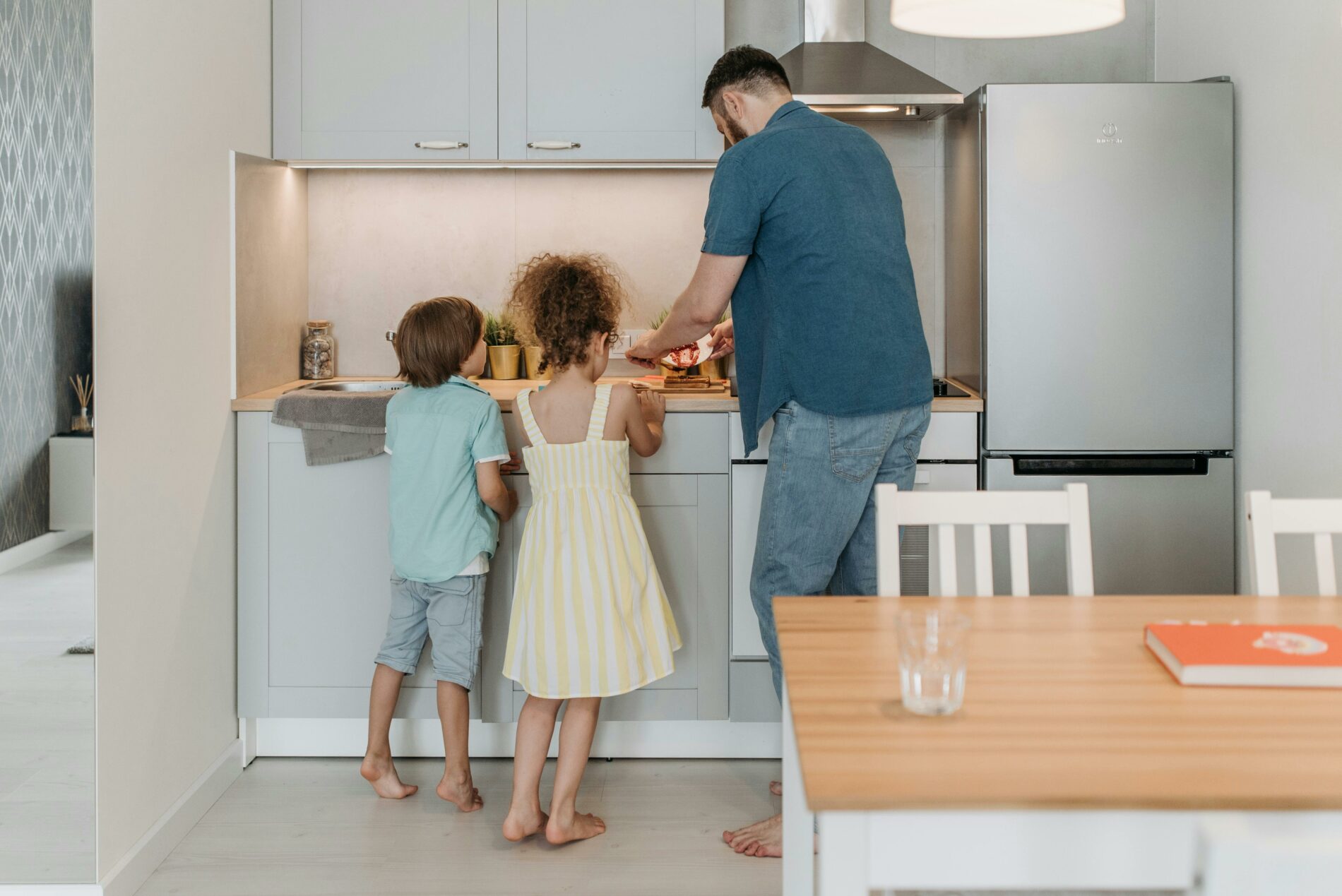 Un père et ses enfants en pleine routine matinale en famille