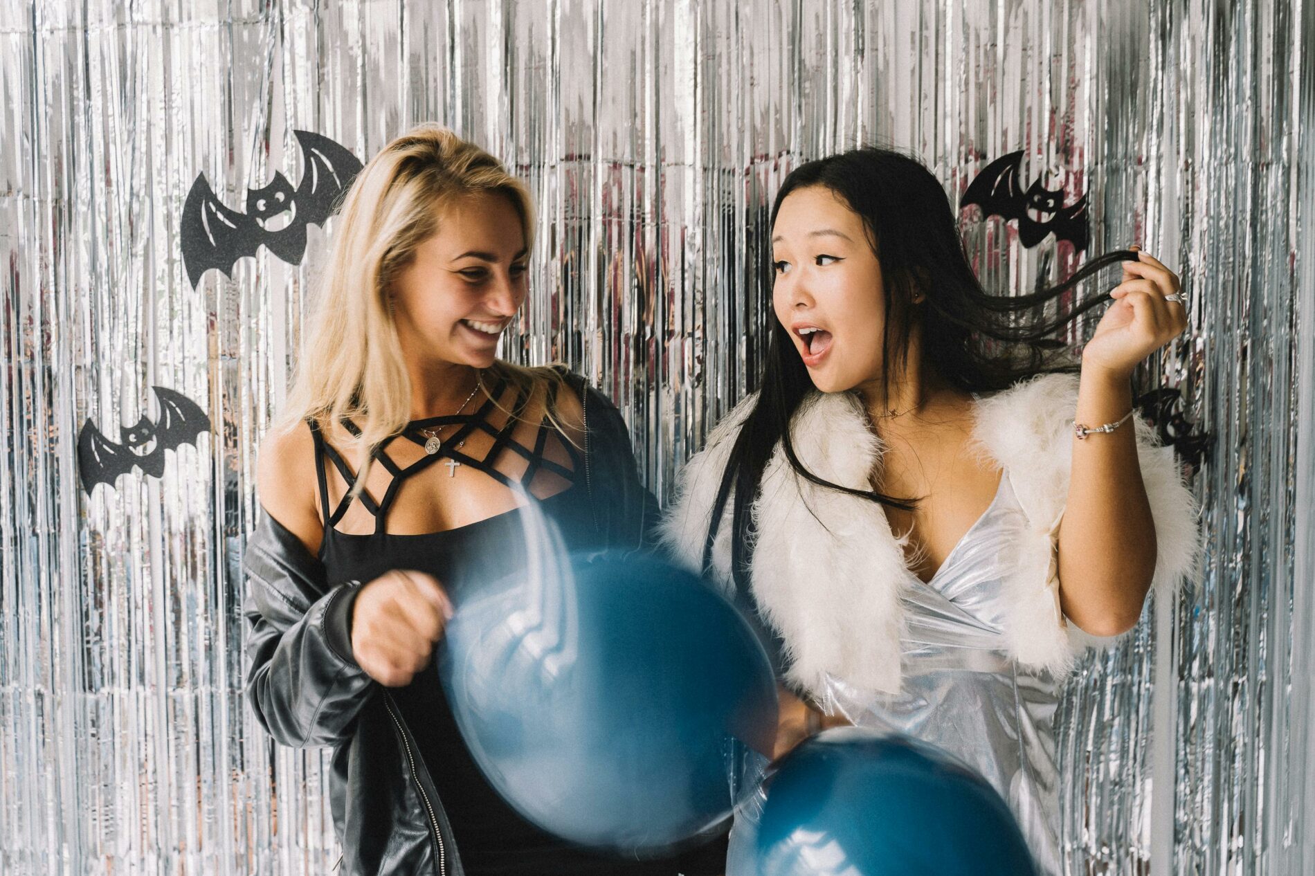 Deux jeunes femmes qui rient lors d'une soirée à thème.