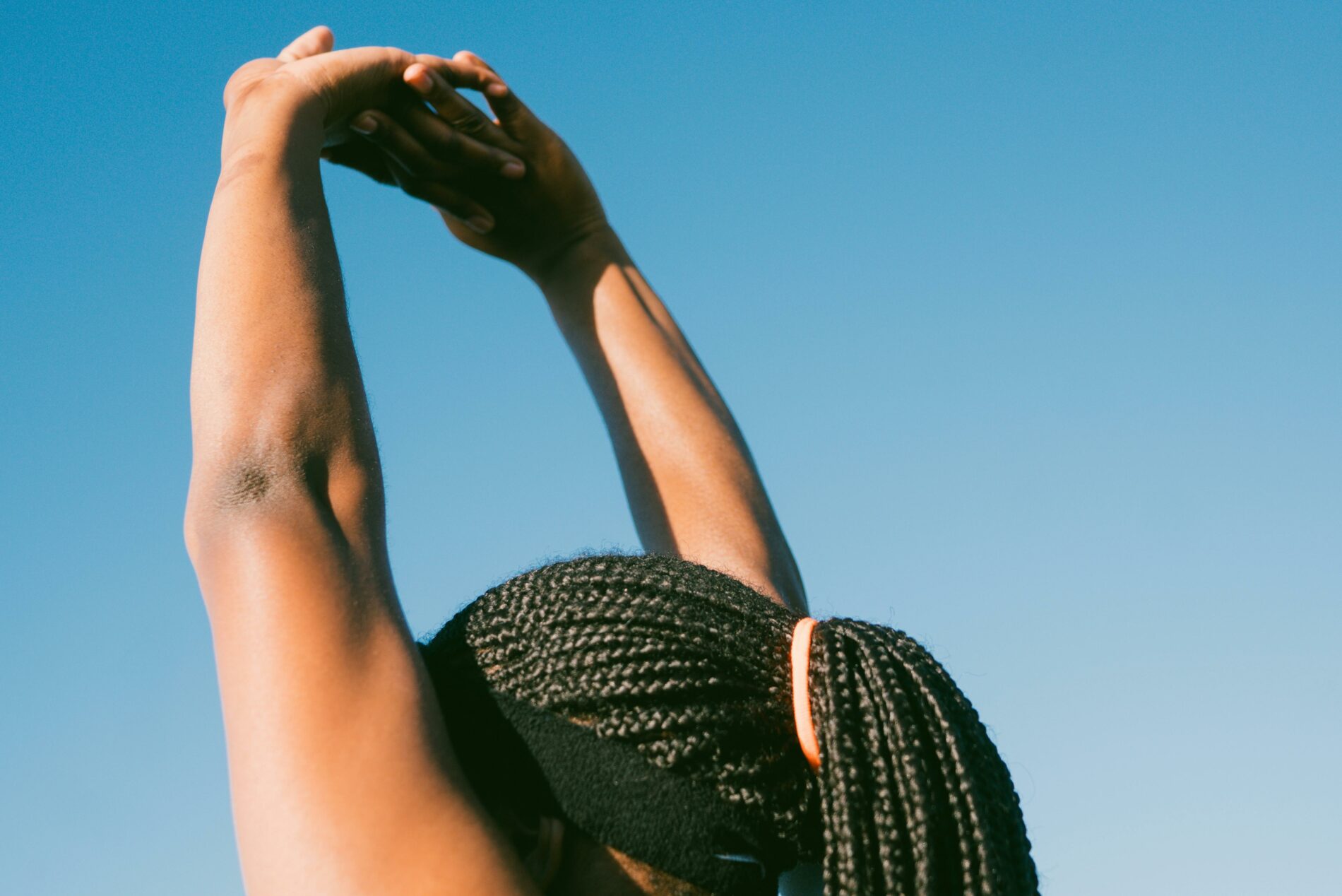 Femme qui fait des étirements, elle fait une pause active dans sa journée de travail.