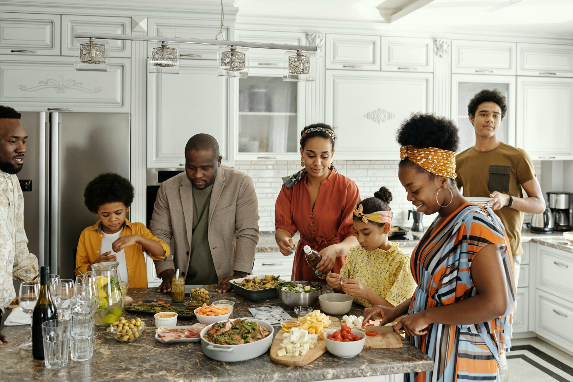 Famille qui prépare un repas équilibré.