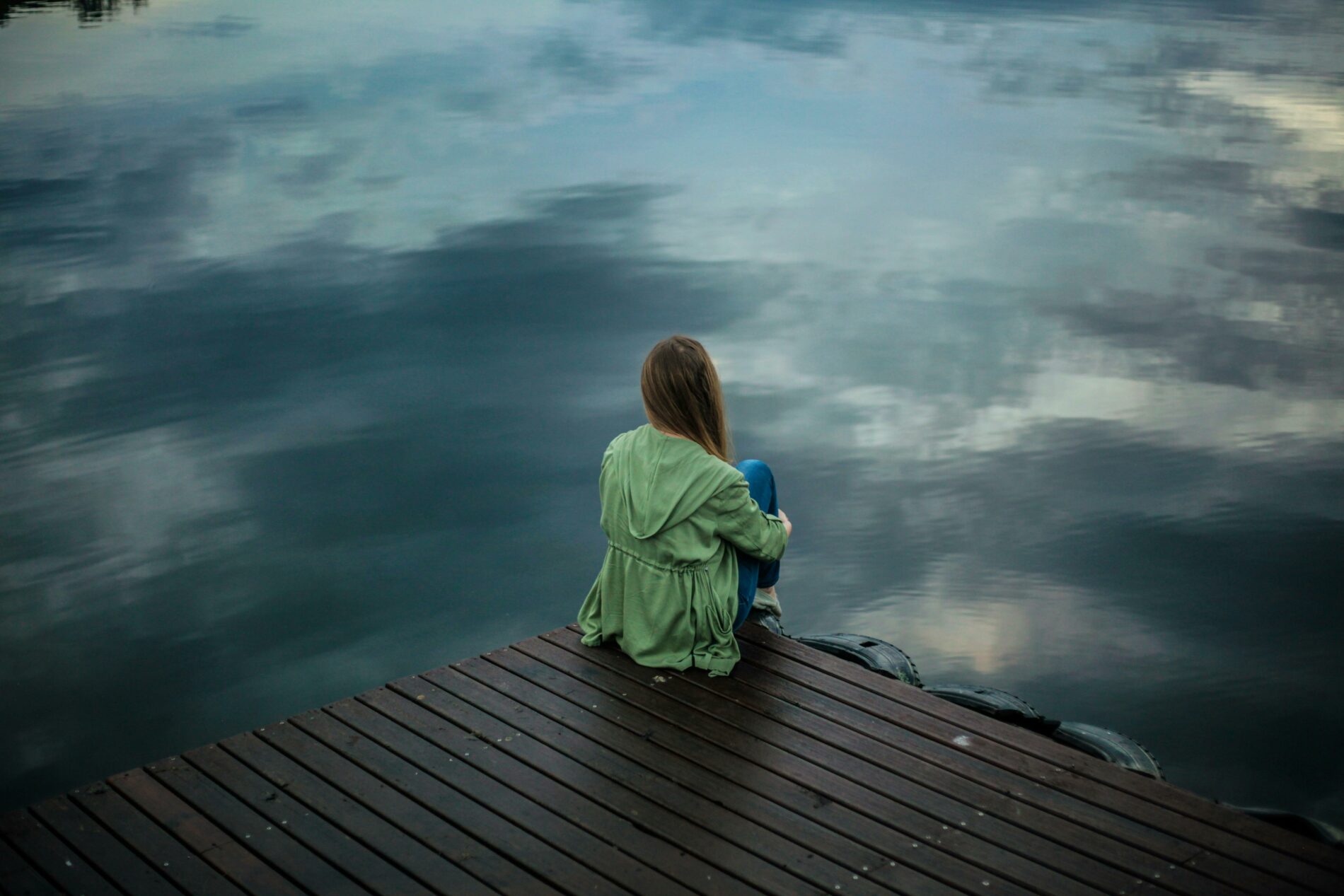 Femme en pleine introspection. Quels sont les bienfaits sur son épanouissement personnel ?