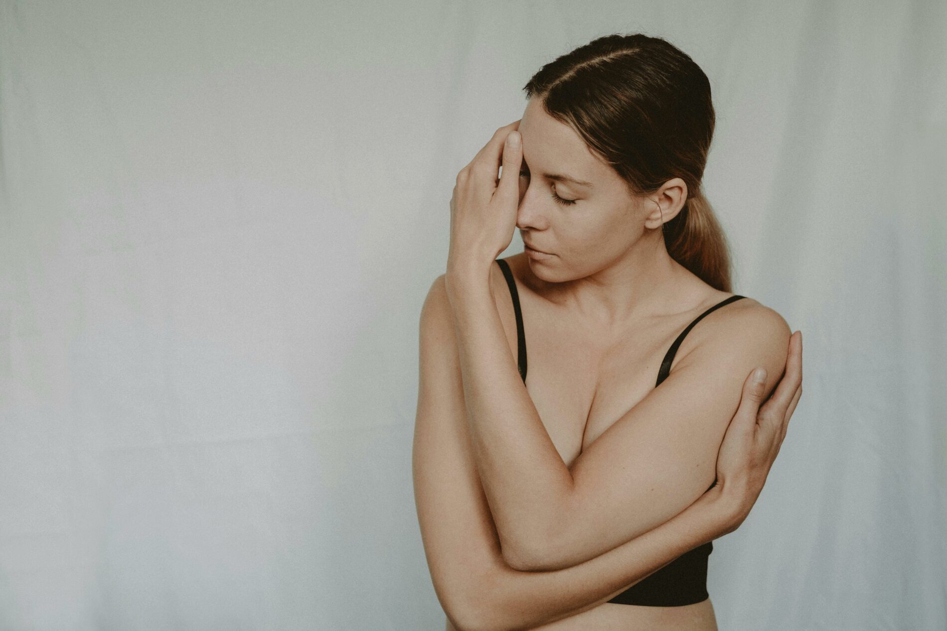 Femme qui essaie de gérer l'échec en transformant les obstacles en opportunités.